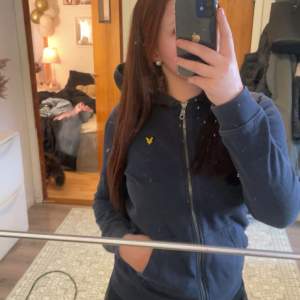 Säljer min gammla Lyle&Scott hoddie, den är för 12/13 år men passar mig som är 15 år så skulle säga att den är i xs-s. Har använt den mycket men den är inte sönder eller något (tvättar den innan jag skickar iväg den)