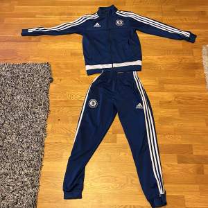 En Chelsea tracksuit bra skick mycket fint och andvänd bara några gånger. Skriv om ni har funderingar eller frågor😊🙌