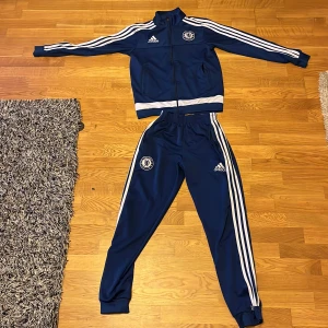 Chelsea/addids tracksuit - En Chelsea tracksuit bra skick mycket fint och andvänd bara några gånger. Skriv om ni har funderingar eller frågor😊🙌