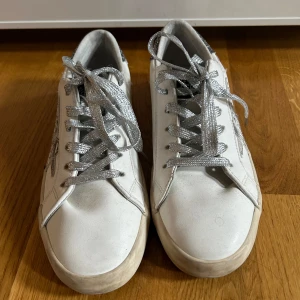 Le Temps de Cerises skor stl 38 - Vita sneakers med glitterdetaljer och glittersnöre. Stl 38