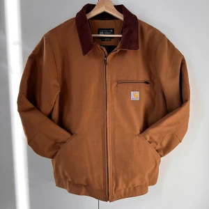 Carhartt jacka  - Säljer en ny jacka ifrån märket carhartt. Den är inköpt för två månader sedan men ej kommit till användning. Kvitto finns på köpet.  Inköpt för 2400:- Storleken medium.   Finns på flera sidor.