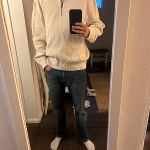 COS tröja - Säljer min tröja från COS, då den inte kommer till användning. Skön tröja i relaxed fit, särskilt nu till våren! Använd enstaka gång. Storlek M. Cremefärgad