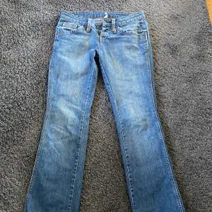 Superfina jeans som jag säljer vidare då dom inte riktigt passade på mig!👼🏻 skulle säga att dom är straight i modellen och passar storlek S. Säljer för 340 kr + frakt💗