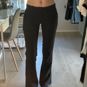 Bikbok low waist kostymbyxor  - Säljer dessa populära Low waist kostymbyxor med slits från Bikbok storlek 34 💕