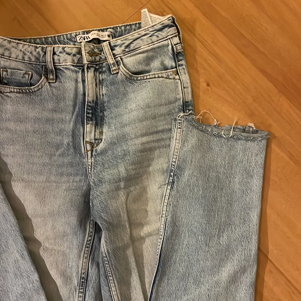 2 första bilder är lånare av tidigare ägare/kladerselloutisa som jag köpte av💕 Superfina ljusblå jeans från Zara i strl 32 i toppskick! Säljer eftersom dom va för små för mig. Jeans & Byxor.