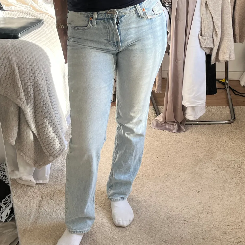 Säljer dessa jeans pga flytt!  Älskar dessa jeansen otroligt mycket, de har mid waist och rak modell. De har en superfin ljusblå färg, jag är 168 och det är lagom längd. Säljer pga flytt och för små!!   Nypris på H&M 399kr men säljer för 250! . Jeans & Byxor.
