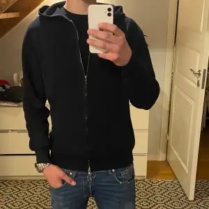 Härligt skön och stylig zip hoodie från Rexstilo. Väldigt lik en cashmere hoodie!! Använt tröjan runt 3 gånger så den är i topp skick!🤩 Strlk: M Bara skriva om det är nånting ni undrar över.