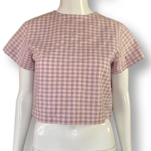 Checkered Crop Top - I fint skick, står varken storlek eller märke. Små knappt synliga fläckar. MÅTT: Axel till axel 39.5cm, ärmlängd 14cm, armhåla till armhåla 44cm & längd 42cm