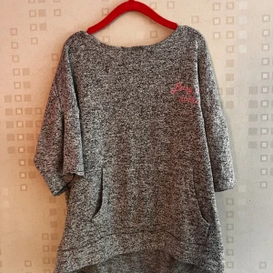 Stickad t-shirt - Grå stickad t-shirt 🩶