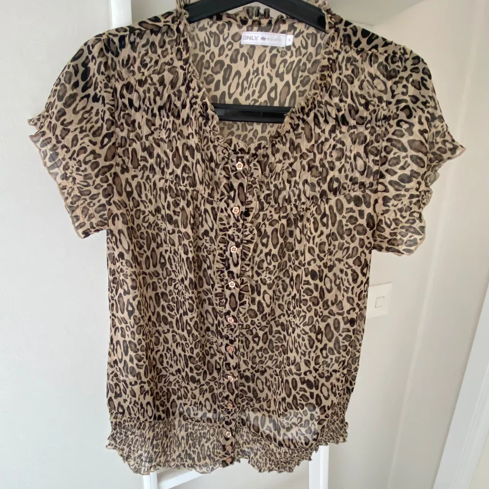 Säljer nu min leopard blus från Only för att den aldrig kommer till någon användning längre 💓  !! Skriv till mig innan du tycker på köp nu!!. Blusar.