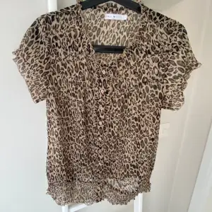 Säljer nu min leopard blus från Only för att den aldrig kommer till någon användning längre 💓  !! Skriv till mig innan du tycker på köp nu!!