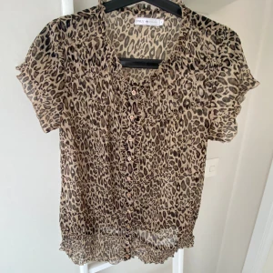 Leopard blus 🐆 - Säljer nu min leopard blus från Only för att den aldrig kommer till någon användning längre 💓  !! Skriv till mig innan du tycker på köp nu!!