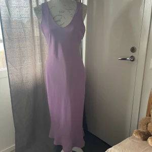 Festklänning Mari Philippe  - Fin festklänning i stl 38 med sjal som kan användas på flera olika sätt. Lila färg, knappt använd.