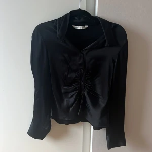 Skjorta från Zara - Säljer min fina skjorta från ZARA storlek L men passar även till M