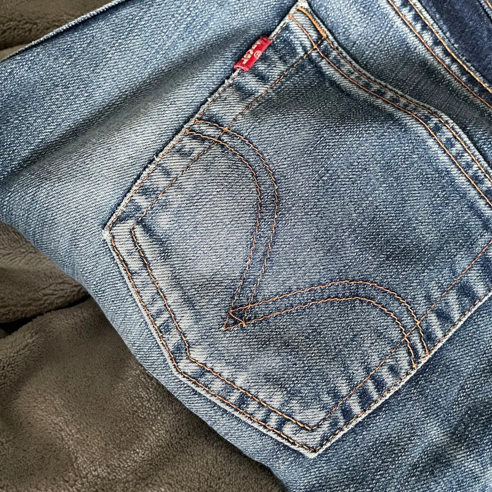 säljer mina absoluta favorit low waist jeans från Levis då de blivit för små ❣️. Jeans & Byxor.