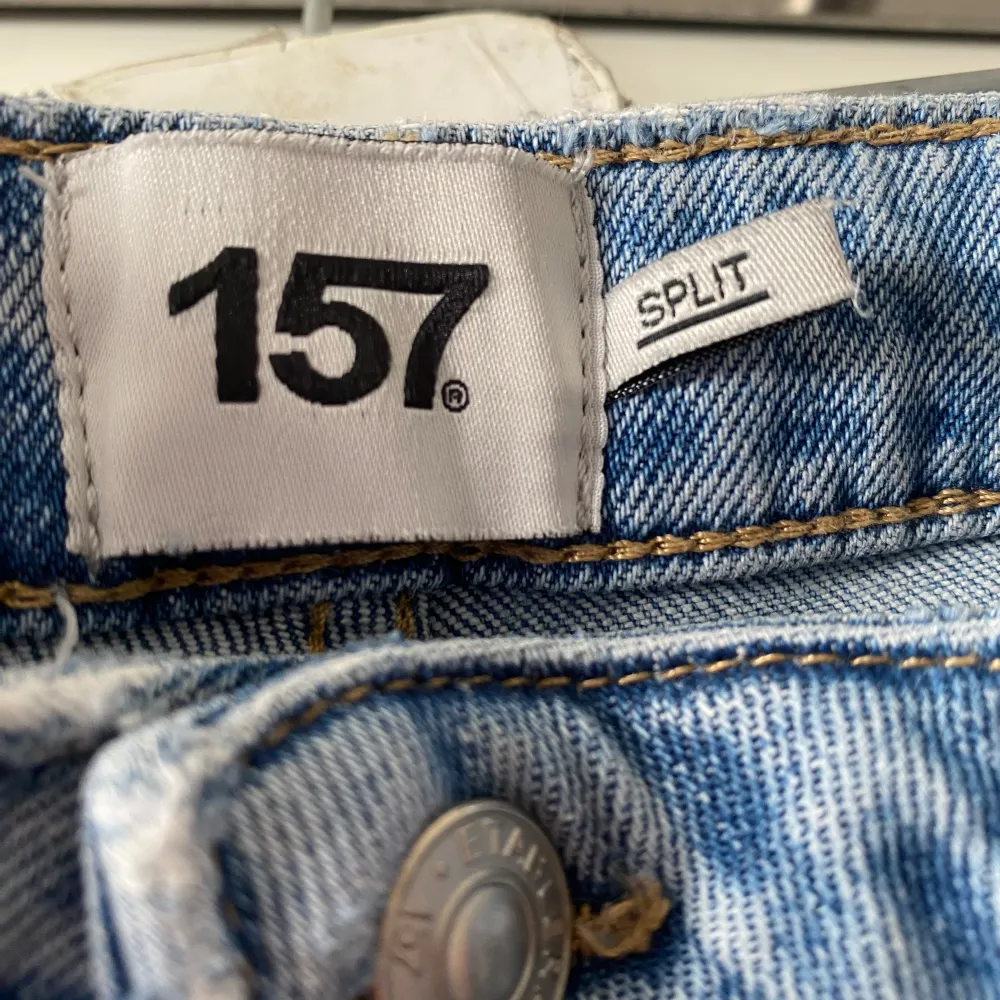Jätte snygga boutcut jeans från lager dock för långa för mig 💕💛. Jeans & Byxor.