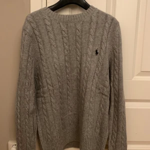 Ralph lauren kabelstikad - Ralph lauren kabelstikad  Storlek M Har kvitto  Köpt för 2399  