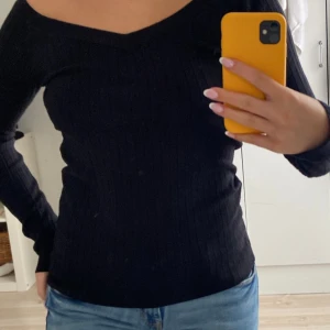 Svart ribbad tröja  - Jätte fin men används inte. Har också klippt av lappen men skulle säga att den är i strl M!