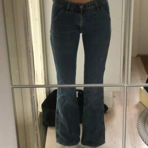 Supersöta jeans som tyvärr är lite korta för mig 🥰 Inte helt säker på storlek men skulle säga ungefär 34