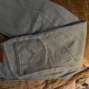 Ett par Levis jeans i modell High loose stl W27, väldigt bra skick! 