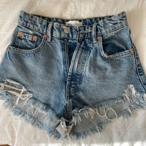 jeans shorts  - säljer för dom är för små i midjan. dom är i bra skick 