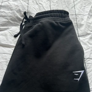 Gymshark byxor - Säljer nu dessa träningsbyxor/mjukisbyxor från Gymshark. Gymshark straight leg joggers M. Använda ett fåtal gånger!