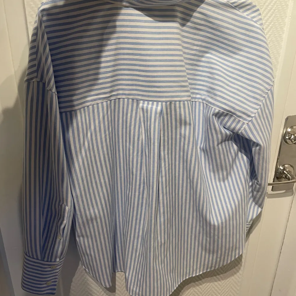 Fin randig skjorta från Zara  Använd 2 ggr (Lite stor i storleken). Skjortor.