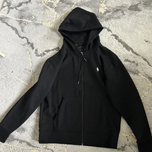 Polo kofta svart  - Knappt använd sälja för ja aldrig använder 