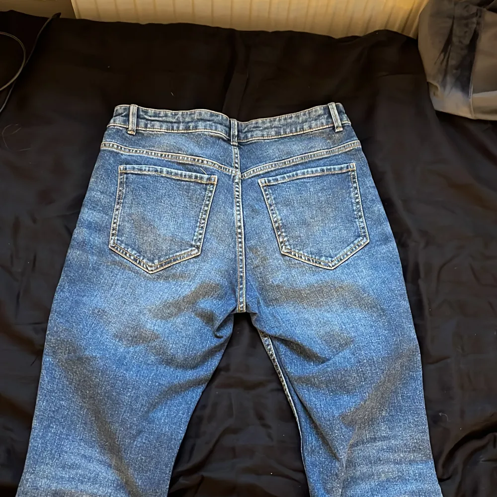 utsvängda jeans  tar ej emot swish . Jeans & Byxor.