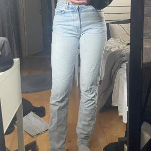 Ljusblå raka jeans från Gina 💙se defekterna på bilder