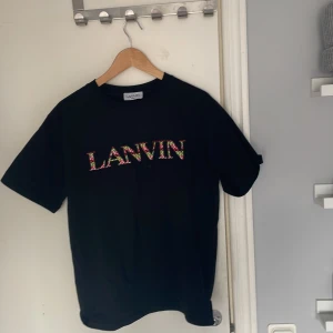 Lanvin T-shirt  - Tshirt i mycket bra skick. Storlek s med sitter som M