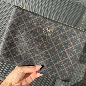 Malene Birger clutch - Mörkbrun clutch i jättefint skick från Malene Birger. 