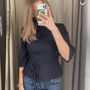 Topp - Säljer denna super snygga fest topp från zara. Bild från förra säljaren!  Priset kan diskuteras. 