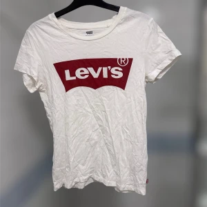 Levi’s T-shirt  - Levi’s T-shirt i storlek XS