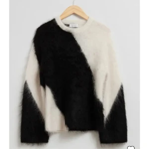 & Other stories tröja - Säljer den här superfina slutsålda tröjan i mohair. Endast använd fåtal gånger så den är i bra skick. Köpte för 1300 säljer direkt för 1000 men kan tänka mig att sänka priset vid snabb affär. Storlek xs men större i storleken.💕