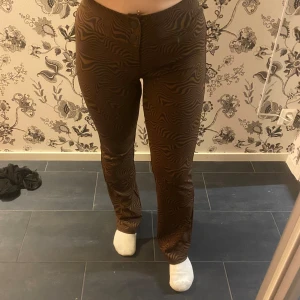 Randiga byxor  - Ett par brun randiga byxor från h&m, sitter hur skönt som helst men tyvärr inte min stil. 