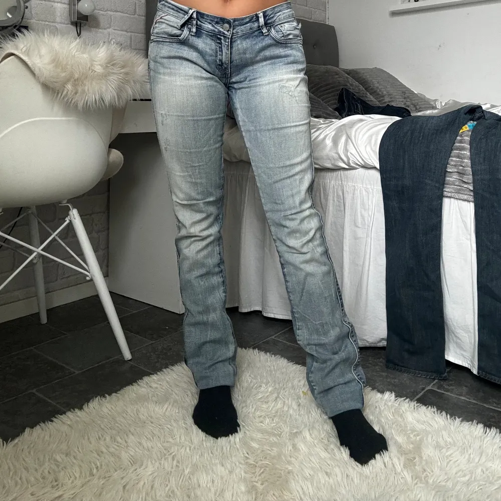 Midjemått =76cm Innerbenslängden =82cm ❤️❤️. Jeans & Byxor.