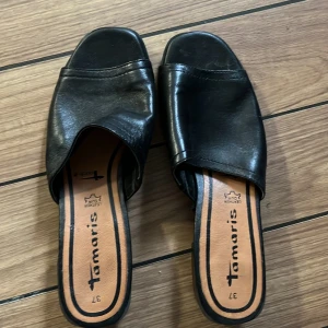 Tofflor  - Med liten klack. Knappt använda