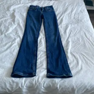 Jätte snygga lågmidjade jeans från zara. Varan har lite töcken på användning som släpas när man går annars är de bra skick. De säljs inte längre ❤️