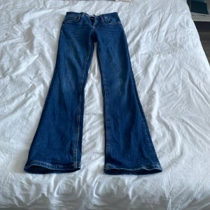 Bootcut jeans Zara - Jätte snygga lågmidjade jeans från zara. Varan har lite töcken på användning som släpas när man går annars är de bra skick. De säljs inte längre ❤️