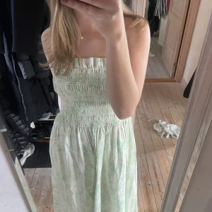 Klänning - Söt sommarklänning från Hm. Använd 2 gånger. Sitter bra på mig som brukar ha xs/s då den är stretchig