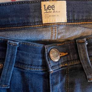 Skinny blåa jeans med hål i ena knät från Lee. Bra skick och nästan inte använda!  Skulle gissa att de är i strl XS eller S