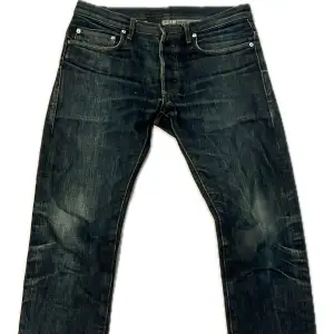 Dior Homme jeans från Hedi Slimane eran. Japansk denim så kvaliteten är väldigt bra. De är äldre och syns att de är använda men bra skick. Passformen är skinny. Pris går att diskuteras vid snabb affär och jag är öppen för byten🙌