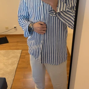 Randig skjorta - Säljer denna snygga skjorta ifrån H&M pga att den var för stor för mig. Riktigt passande på sommaren, den är aldrig använd så i nyskick✨ Storlek:M, passar 175-185