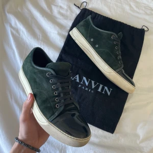 Lanvin skor - Säljer nu dessa sjukt snygga Lanvin skor! Finns små defekter på toecap men inget märkvärdigt, utöver det väldigt fint skick! Dustbag och box ingår vid köp! Storlek uk 7 vilket motsvarar 41,5-42,5! Skriv pm vid funderingar!
