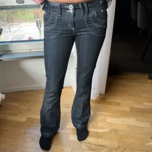 Så unika och coola mörkblå lågmidjade jeans!! Midjemått 37 cm och innerbenslängd 80 cm. Passar xs/s