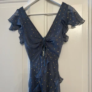 Asos klänning - Världens finaste långklänning från asos, aldrig använd. Jag är 170 cm och den är lång för mig men går att lägga upp❤️❤️