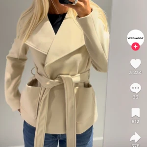 Jacka vero moda - Säljer min fina jacka från vero Moda i storlek XL, funkar som L också då man har ett skärp som man kan dra åt🤍 endast testad och lappen sitter på🤍 nypris är 700kr