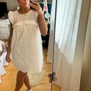 Studentklänning - Säljer denna klänning som passar till studenten!! Från Boohoo i storlek 34!!
