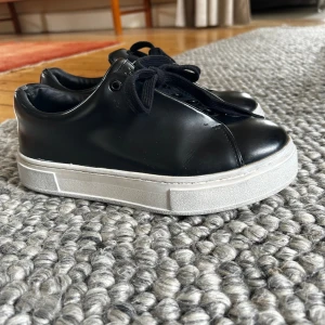 Eytys skor - Säljer nu dessa eytys skor i storlek 38 då de är för små för mig, de är i bra skick förutom lite i hälen som syns på sista bilden men är inget som syns när man har dom på och är inget som känns. 🥰Klicka på köp nu vid intresse av köp 